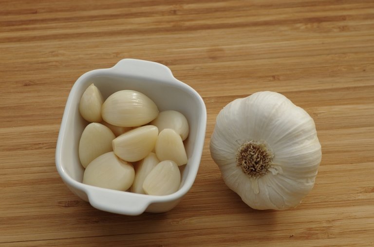 Aparentemente, es muy bueno poner un diente de ajo en tu inodoro Aparentemente, es muy bueno poner un diente de ajo en tu inodoro