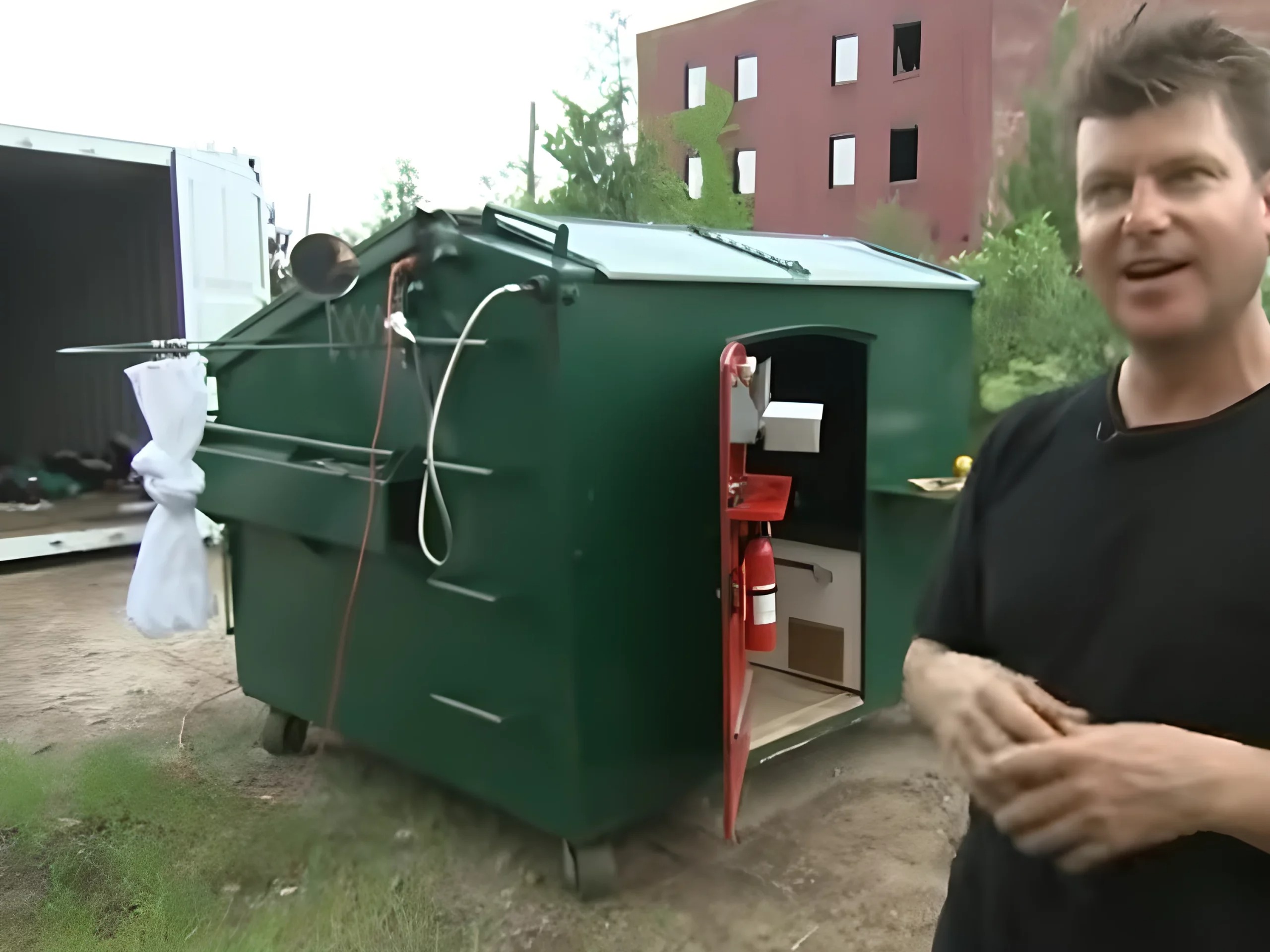 No creerás cómo este hombre transformó un contenedor de basura en una ...